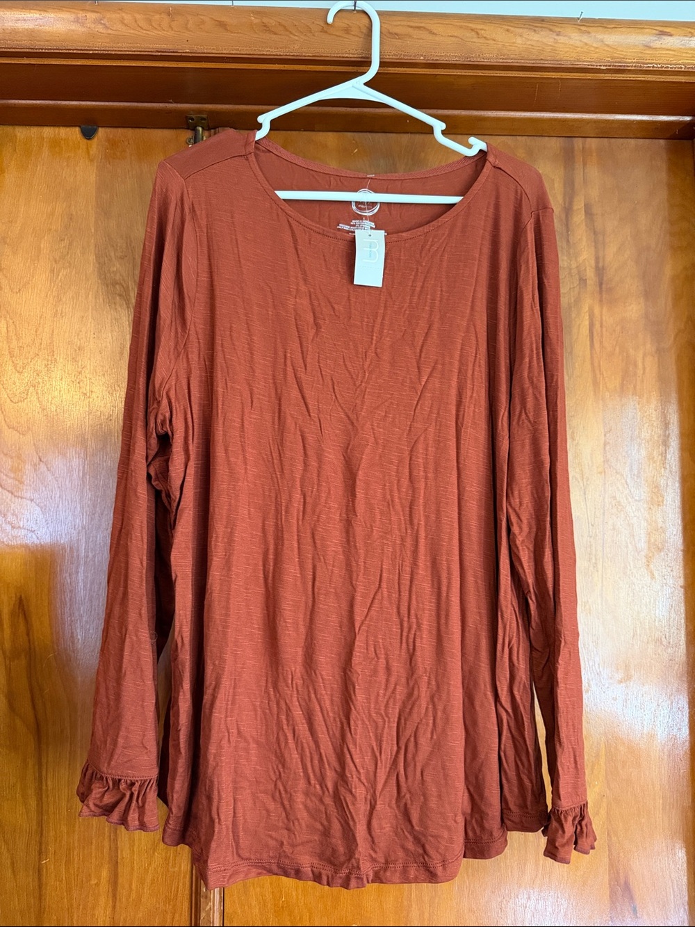 Ruffle Cuff Long Sleeve Tee in Rust